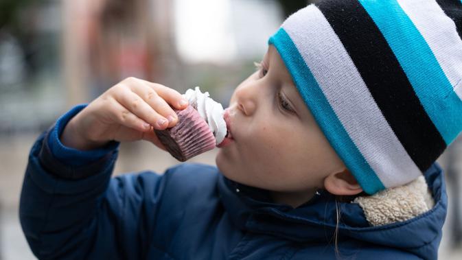 Ilustrasi seorang anak sedang kue (pixabay)