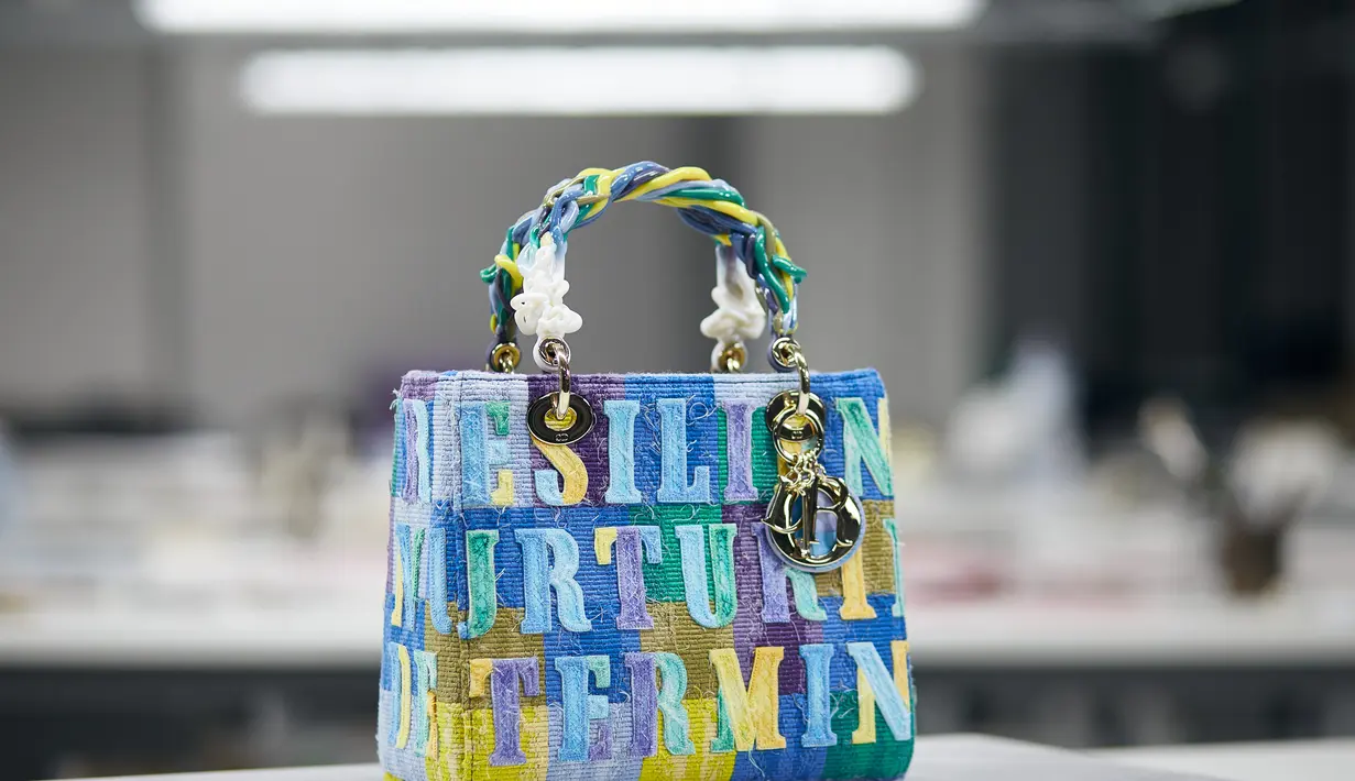 Masing-masing seniman menafsirkan kembali dan mengubah Lady Dior ikonik menjadi kanvas (Dior)