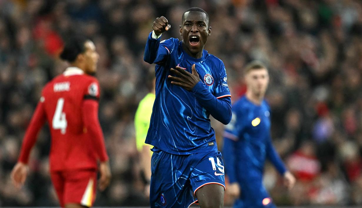 Nicolas Jackson merayakan gol penyama kedudukan saat Liverpool bertanding melawan Chelsea di pekan ke delapan Premier League 2024/2025 di Anfield, Minggu (20/10/2024) malam WIB. (Paul Ellis/AFP)