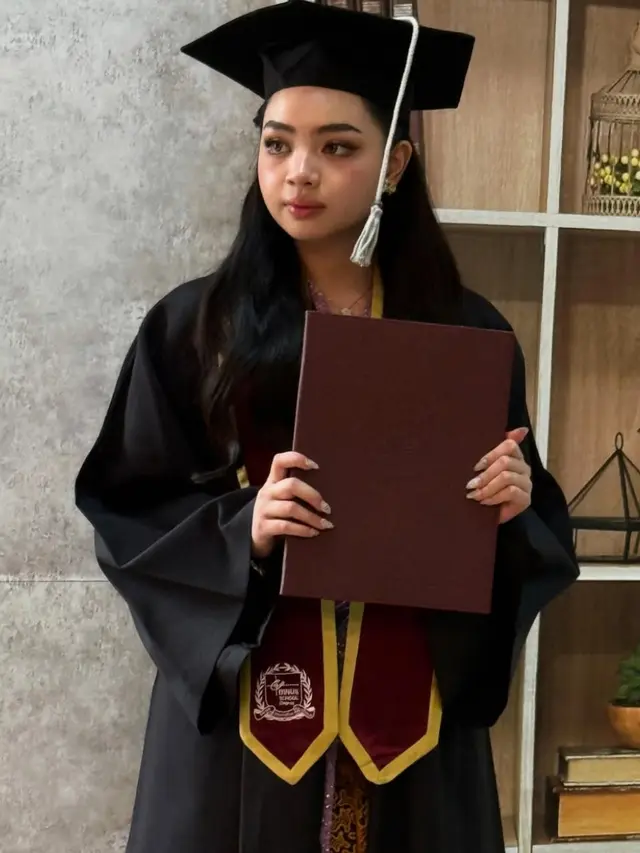 Putri  Yanti Airlangga saat wisuda. [@yanti.airlangga]