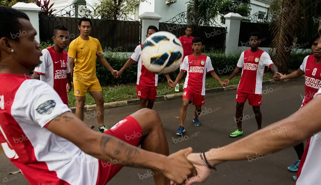 Para pemain PSM Makassar berlatih di sekitar perumahan Patra Jasa, Jakarta Selatan, Jumat (8/4/2016). Latihan ini merupakan persiapan jelang Trofeo Persija. (Bola.com/Vitalis Yogi Trisna)