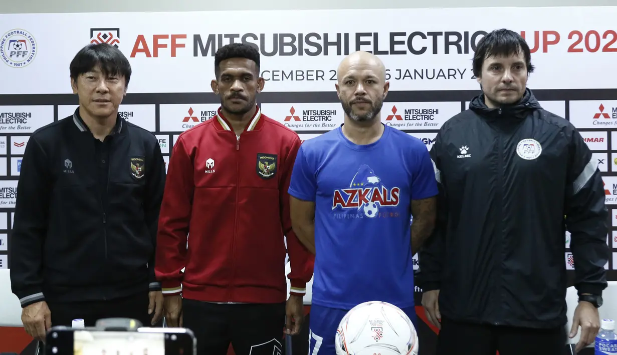 Stephan Schrock (kedua kanan) yang juga menjadi kapten tim di Timnas Fipina ini merupakan pemain kelahiran Schweinfurt, Jerman. Laga menghadapi Timnas Indonesia di matchday ke-4 Piala AFF 2022 nanti tentu akan menjadi laga yang tak akan terlupakan baginya, karena ia telah memtuskan untuk pensiun setelah laga tersebut. (affmitsubishielectriccup.com)