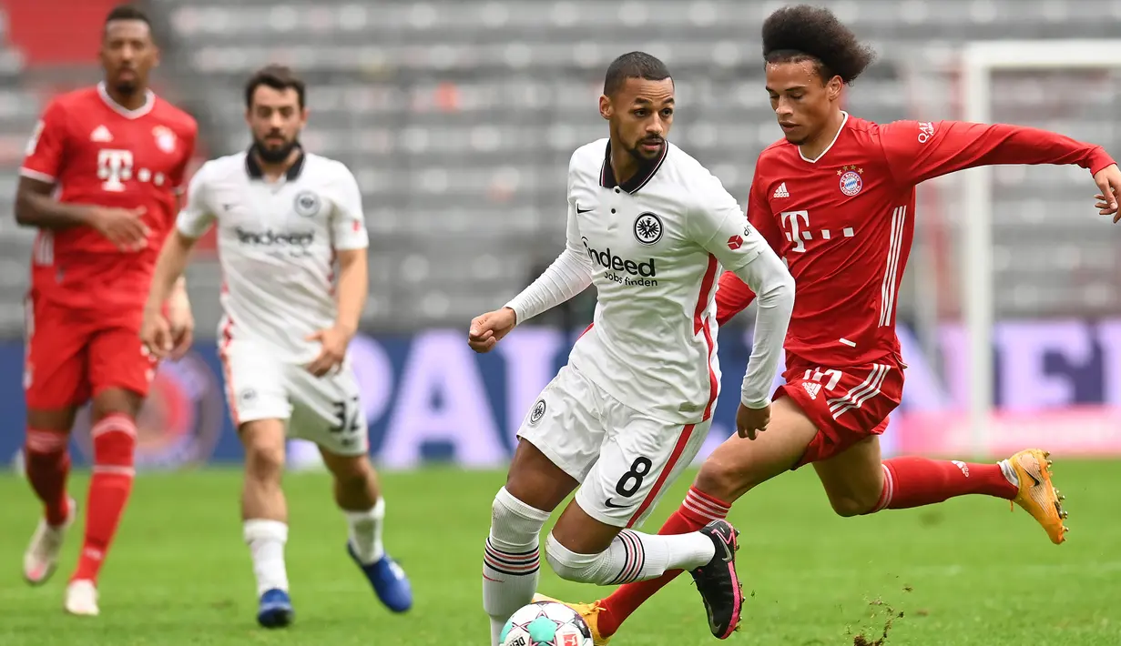 Gelandang Bayern Munchen, Leroy Sane, berebut bola dengan gelandang Eintracht Frankfurt, Djibril Sow, pada laga lanjutan Liga Jerman di Allianz Arena, Sabtu (24/10/2020) malam WIB. Bayern Munchen menang 5-0 atas Eintracht Frankfurt. (AFP/Christof Stache/various sources)