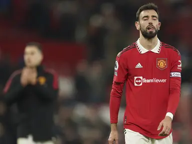 Pemain Manchester United, Bruno Fernandes, tampak lesu setelah ditahan imbang dengan Leeds United pada laga Liga Inggris di Stadion Old Trafford, Rabu (8/2/2023). MU harus puas bermain imbang dengan Leeds United. (AP Photo/Dave Thompson)