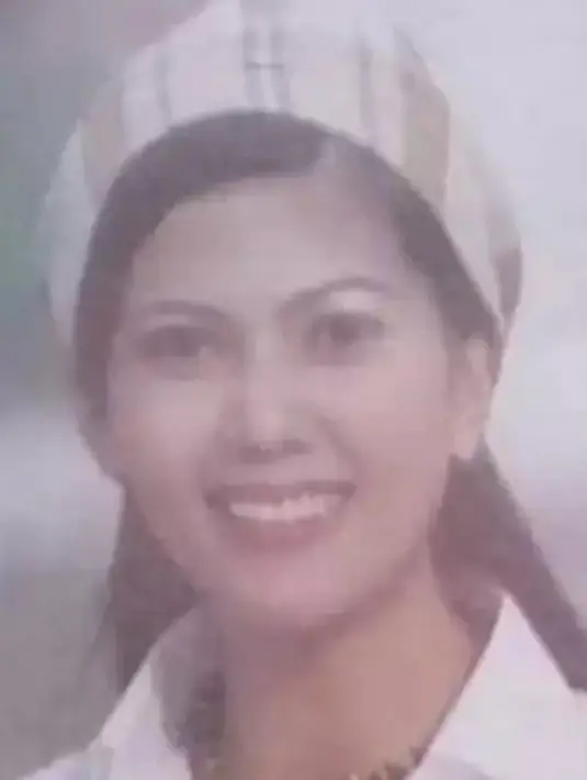 Helsi Herlinda. pesinetron yang kerap mendapatkan peran langganan antagonis. Meski sering marah-marah di sinetron, paras cantiknya saat mudatetap bikin terpesona saat menebar senyum manis. Tak ayal foto lawas Helsi pun banjir pujian. (Liputan6.com/IG/gundallasgallery)
