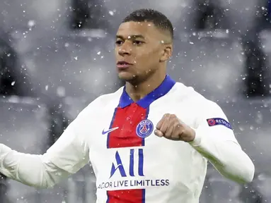 Penyerang Paris Saint-Germain (PSG), Kylian Mbappe, melakukan selebrasi usai mencetak gol ke gawang Bayern Munchen pada laga Liga Champions di Allianz Arena, Kamis (8/4/2021). PSG menang dengan skor 3-2. (AP Photo/Matthias Schrader)