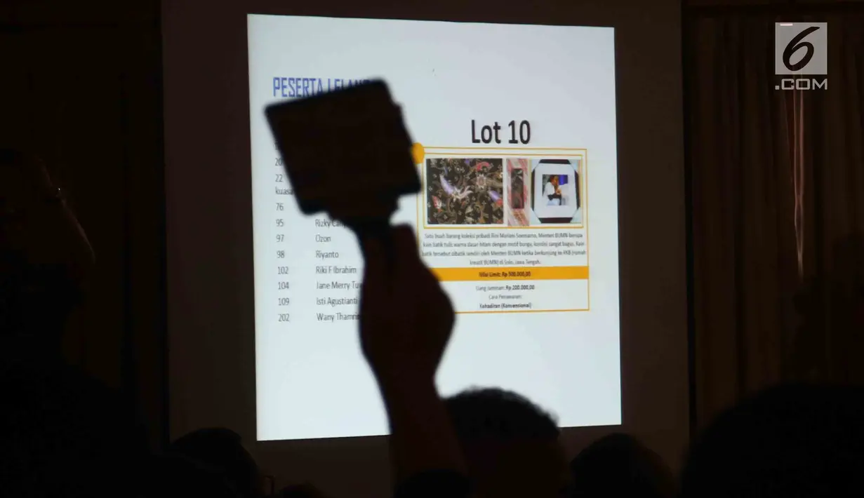 Peserta lelang mengangkat tanda keanggotaan dalam 110 Tahun Lelang Indonesia di Galeri Nasional, Jakarta, Rabu (28/2). Lelang ini bisa diikuti seluruh masyarakat Indonesia. (Liputan6.com/Angga Yuniar)