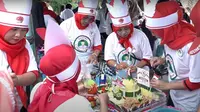 Peserta festival membuat tumpeng yang digelar Sukarelawan Santri Dukung Ganjar. (Istimewa)
