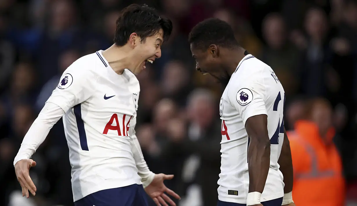 Pemain Tottenham Hotspur, Son Heung-Min dan Serge Aurier, melakukan selebrasi usai mencetak gol ke gawang AFC Bournemouth pada laga Preimer League di Stadion Vitality, Minggu (11/3/2018). AFC Bournemouth takluk 1-4 dari Tottenham Hotspur. (AP/John Walton)