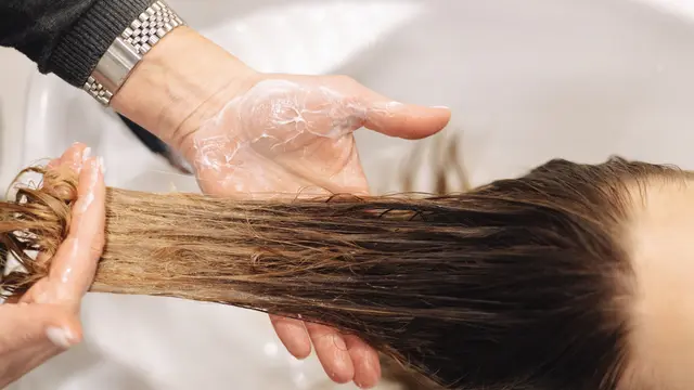 Langkah Mudah Melakukan Hair Slugging Sebelum Tidur