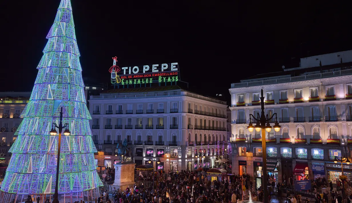 Orang-orang berjalan di sepanjang alun-alun Sol di pusat kota Madrid, Spanyol (8/12/2021). Perdana Menteri Spanyol mendesak warga untuk "tetap berhati-hati" tentang COVID-19 selama liburan perayaan Natal karena salah satu rumah sakit Spanyol diduga menginfeksi 68 orang. (AP Photo/Manu Fernandez)