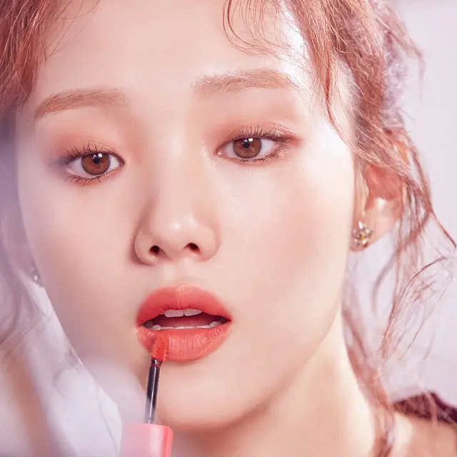 Beauty Focus: Trik Menciptakan Bibir Cantik Merona ala Lee Sung Kyung