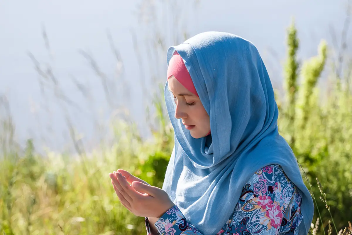 wanita berdoa