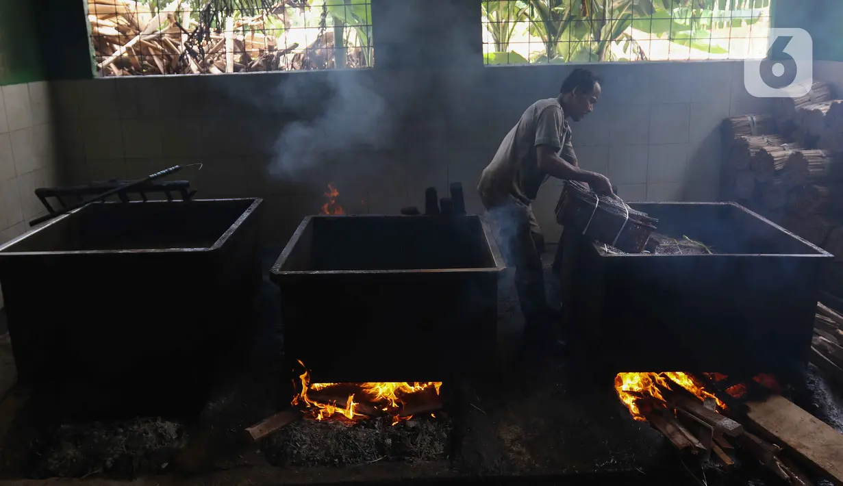 Pekerja merebus ikan cakalang untuk dijual ke pasar di Rumah Produksi Ikan Cakalang, Jagakarsa, Jakarta, Sabtu (19/11/2022). Kementerian Kelautan dan Perikanan (KKP) mengajak masyarakat untuk mengkonsumsi olahan ikan asli Indonesia yang komposisi gizinya tidak kalah dengan ikan impor dan harga yang lebih terjangkau. (Liputan6.com/Herman Zakharia)