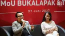 Co-Founder dan CFO Bukalapak Muhammad Fajrin Rasyid dan Dirut TIKI Yulina Hastuti memberikan keterangan pers di Kantor Bukalapak, Jakarta, Rabu (7/6). Dua layanan untuk pelapak berupa promo diskon khusus dan fitur kode booking. (Liputan6.com/Angga Yuniar)
