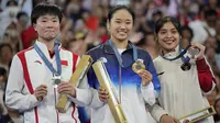 Pebulu tangkis tunggal putri China, He Bing Jiao (kiri) berfoto bersama dengan pebulu tangkis Korea Selatan, An Se-young dan pebulu tangkis Indonesia, Gregoria Mariska Tunjung di atas podium Olimpiade Paris 2024 setelah laga final yang berlangsung di Porte de la Chapelle Arena, Paris, Prancis, Senin (05/08/2024). (AP Photo/Kin Cheung)