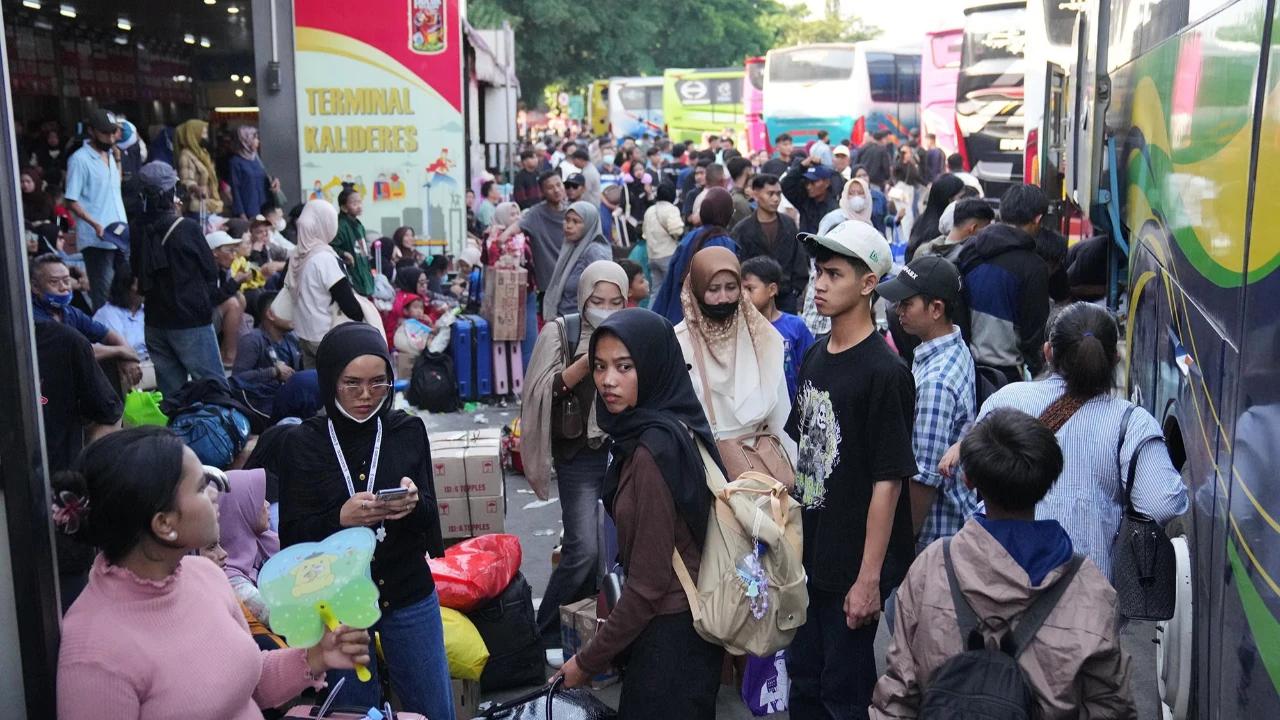 FOTO: Puncak Arus Mudik di Terminal Kalideres