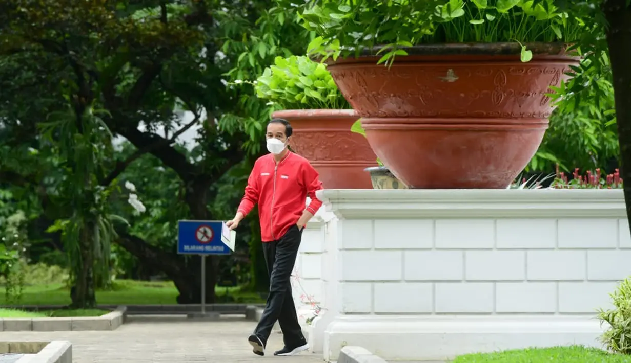Presiden Joko Widodo berjalan bersiap menjalani vaksinasi COVID-19 dosis kedua di Kompleks Istana Kepresidenan, Jakarta, Rabu (27/1/2021). Vaksin yang disuntikkan Jokowi yakni buatan perusahaan asal China, Sinovac. (Lukas/Biro Pers Sekretariat Presiden)