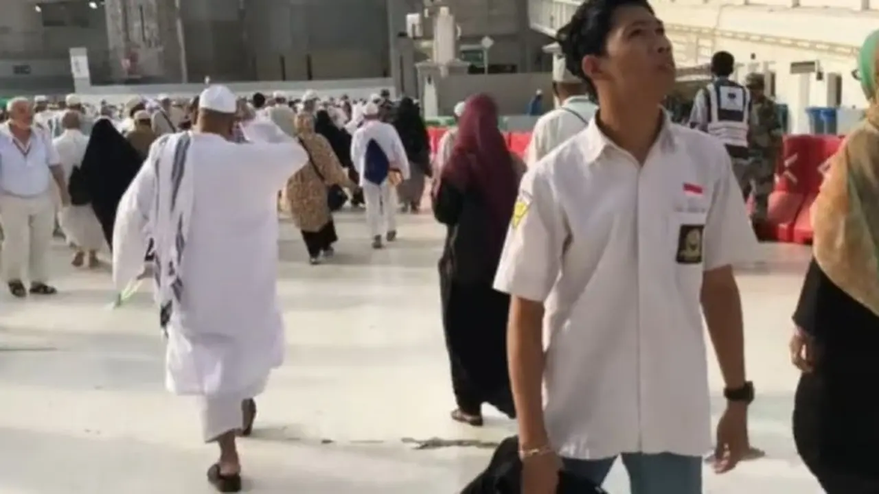 Viral Pemuda Pakai Seragam SMA di Kota Mekah, Bak Lagi Bolos Sekolah