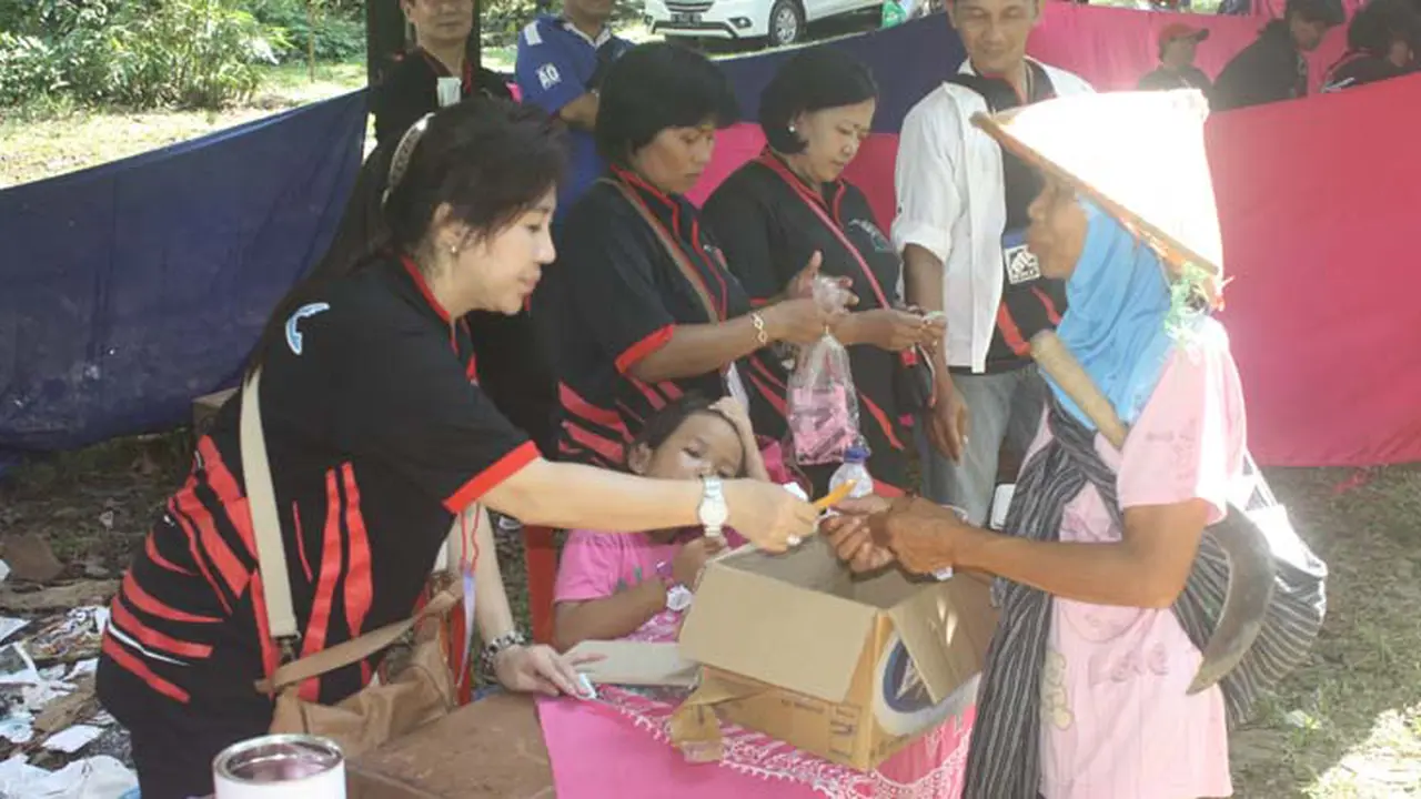 Rayakan Hari Air, Gereja Santo Martinus Bagi-bagi Sembako