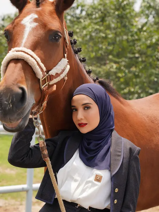 Menampilkan smokey eye silver yang terlihat deep dengan lipstik merah yang bikin kesan bold. [@zaskiasungkar15]