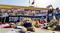 Anggota parlemen Italia dan Eropa memegang plakat selama protes di depan sisi Mesir dari perbatasan Rafah, menyerukan diakhirinya perang dan agar bantuan diizinkan masuk ke Jalur Gaza, 18 Mei 2025. (AFP)