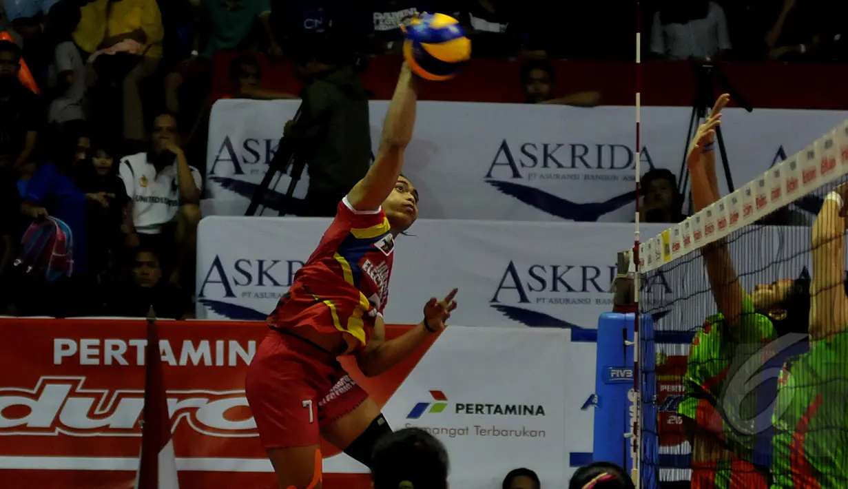 Pevoli putri Jakarta Electric PLN, Yasmin Nurfisah(kiri) melakukan smesh saat laga melawan Jakarta Pertamina Energi di Pertamina Proliga 2015, di Hall A Senayan, Jakarta, Minggu (21/3/2015). (Liputan6.com/Johan Tallo)