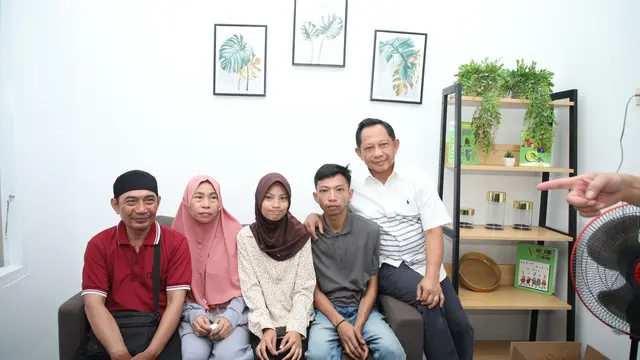 Mendagri Tito Karnavian Saksikan Penyerahan Rumah untuk Keluarga Almarhum Affan Kurniawan (Liputan6)