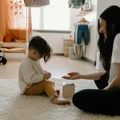 Salah satu aktivitas yang cukup sering dicoba di rumah adalah permainan sensorik (Sumber: Pexels.com)