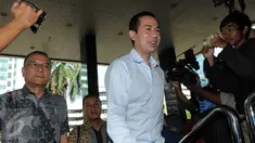 Tubagus Chaeri Wardhana alias Wawan dan Mantan Kadis PU Cipta Karya Provinsi Sumsel Rizal Abdullah, tiba bersamaan di KPK, Jakarta, Jumat (29/1). Wawan diperiksa terkait kasus TPPU sedangkan Rizal terkait korupsi wisma atlet. (Liputan6.com/Helmi Afandi)