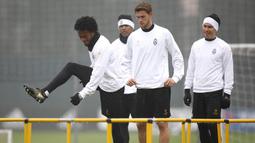 Pemain Juventus, Juan Cuadrado dan Daniele Rugani, berlatih ringan jelang laga Liga Champions melawan Sevilla di Vinovo, Italia, Senin (21/11/2016). Pada matchday kelima Juve akan bertandang ke Sevilla. (AFP/Marco Bertorello)