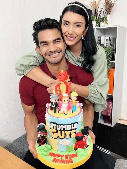 Tyas Mirasih merangkul mesra sang pacar. (Foto: Instagram/ tyasmirasih)
