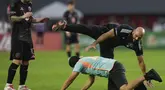 Pengawal Lionel Messi, Yassine Cheuko terjatuh saat berusaha menangkap seorang penyusup lapangan dalam laga persahabatan antara Inter Miami melawan Sporting San Miguelito di Stadion Romeo Fernandez, Panama, Amerika, Senin (03/02/2025) waktu setempat. (AP Photo/Matias Delacroix)