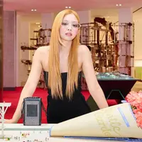 Seperti ini potret Jennie BLACKPINK kenakan kacamata hasil kolaborasinya dengan Gentle Monster yang diberi nama “Lesyeuxdenini 02” atau yang berarti “The Eyes of Nini” dalam bahasa Prancis. (Instagram/jendeukstyle).