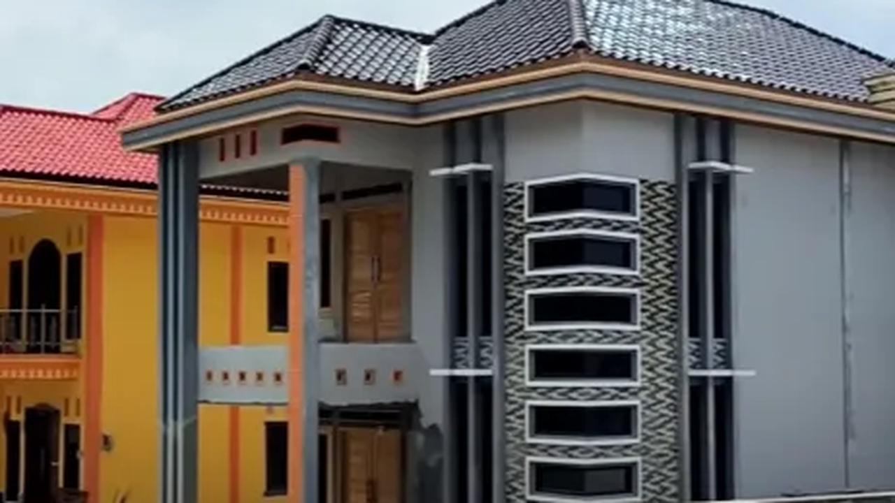 Desa yang identik dengan suasana rumah yang sederhana dan asri ternyata tidak sepenuhnya sama dengan kondisi di desa Beruk di Karanganyar.<br>