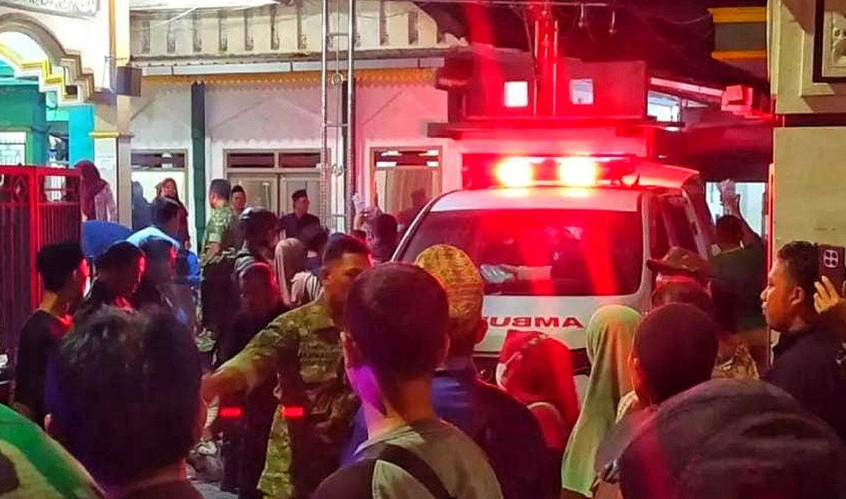 Santri korban dugaan keracunan MBG di Sidoarjo dilarikan ke rumah sakit. (merdeka.com/erwin yohanes).