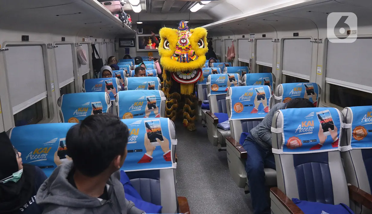 Barongsai beraksi di dalam salah satu rangkaian gerbong KA Bima di Stasiun Gambir, Jakarta, Sabtu (25/1/2020). PT Kereta Api Indonesia (Persero) Daop 1 Jakarta mengadakan pertunjukkan Barongsai itu dalam rangka memeriahkan perayaan Tahun Baru Imlek 2571/2020. (Liputan6.com/Herman Zakharia)