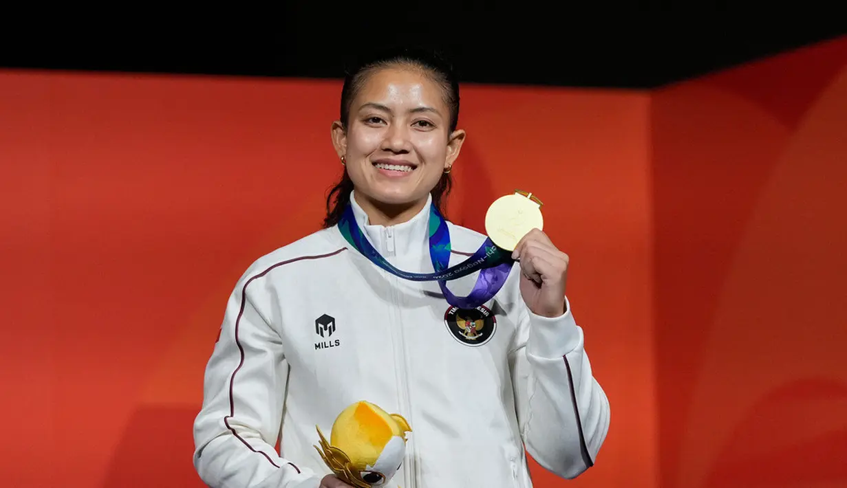 Peraih medali emas Desak Made Rita Kusuma Dewi dari Indonesia berpose di podium saat upacara penyerahan medali final nomor speed putri Asian Games 2026 di Nagoya, Jepang, Rabu (30/9/2026). (AP Photo/Dita Alangkara)
