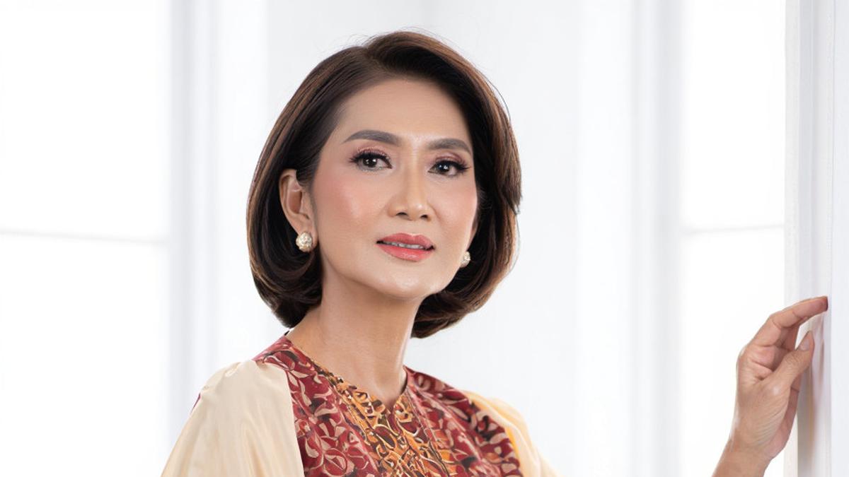 9 Inspirasi Model Tunik Batik Kombinasi Kain Polos untuk Usia 40-an, Gaya Simpel nan Mewah