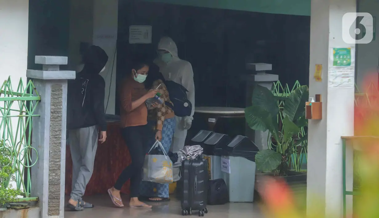 Pasien COVID-19 tiba untuk isolasi di Graha Wisata TMII, Jakarta, Selasa (8/2/2022). Pemerintah Provinsi DKI Jakarta menjadikan Graha Wisata TMII sebagai tempat isolasi bagi pasien COVID-19 dengan kapasitas 41 kamar yang dapat menampung 100 pasien. (Liputan6.com/Herman Zakharia)