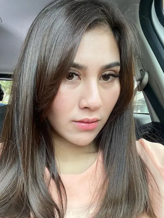 <p>Syahnaz berani memperlihatkan bare facenya lewat selfie kali ini. Memperlihatkan kulit sehatnya tanpa makeup sama sekali, Syahnaz dengan rambut panjang berwarna kecokelatan tampak cantik sempurna. Foto: Instagram.</p>