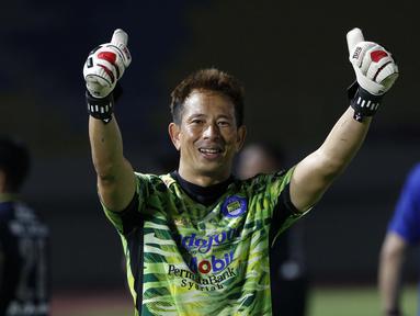 Selebrasi pemain Persib Bandung I Made Wiryawan usai berhasil menahan imbang PS Sleman dalam pertandingan semifinal leg kedua Piala Menpora 2021 di Stadion Manahan, Solo, Senin (19/4/2021). (Bola.com/Ikhwan Yanuar)