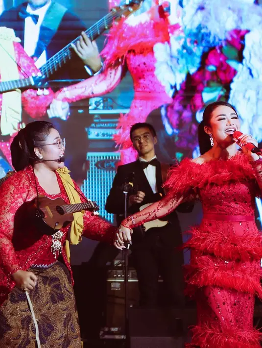 Krisdayanti saat momen bernyanyi dengan busana serba merah di salah satu acara. (Foto: Instagram/krisdayantilemos)