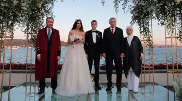 Presiden Turki Recep Tayyip Erdogan (kedua kanan) menghadiri pernikahan gelandang Arsenal asal Jerman, Mesut Ozil dan Amine Gulse di sebuah hotel mewah di Istanbul, Jumat (7/6/2019). Presiden Erdogan mendapat peran istimewa dengan menjadi pendamping Ozil. (TURKISH PRESIDENTIAL PRESS SERVICE/AFP)