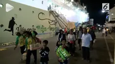 Ratusan pengungsi korban bencana gempabumi dan tsunami di Palu, Sulawesi Tengah, asal Jawa Timur, yang menggunakan kapal KM Labobar milik PT Pelni, tiba di darmaga terminal penumpang Gapura Surya, pelabuhan Tanjung Perak Surabaya.