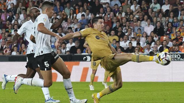 Foto: Momen Robert Lewandowski Bikin Gol di Injury Time ke Gawang Valencia