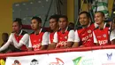 Rochy Putiray, Ponaryo Astaman, Bima Sakti, Firman Utina, Gendut Doni, dan Kurniawan Dwi Yulianto mengamati pertandingan yang sedang berlangsung. (Bola.com/Arief Bagus)