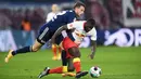 Bek RB Leipzig, Dayot Upamecano, berebut bola dengan penyerang Union Berlin, Marcus Ingvartsen, pada laga lanjutan Liga Jerman di Red Bull Arena Stadium, Kamis (21/1/2020) dini hari WIB. RB Leipzig menang tipis 1-0 atas Union Berlin. (AFP/Annegret Hilse/pool)