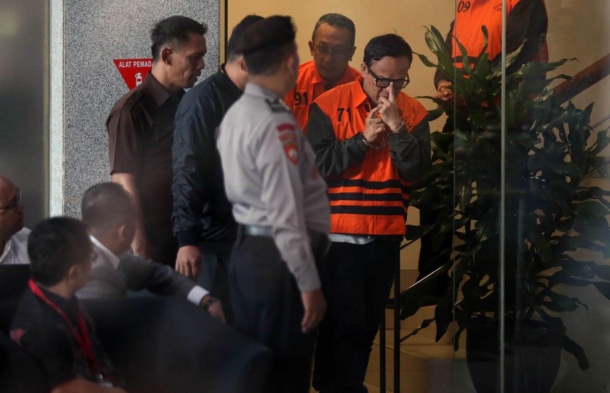 FOTO:  Wamenaker Immanuel Ebenezer Menangis Usai Ditetapkan Tersangka Kasus Sertifikat K3