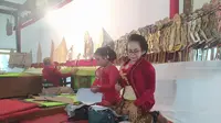 Salah satu dalang cilik memainkan lakon wayang dalam Festival Dalang Cilik saat Hari Wayang Nasional di Kudus tahun 2023.